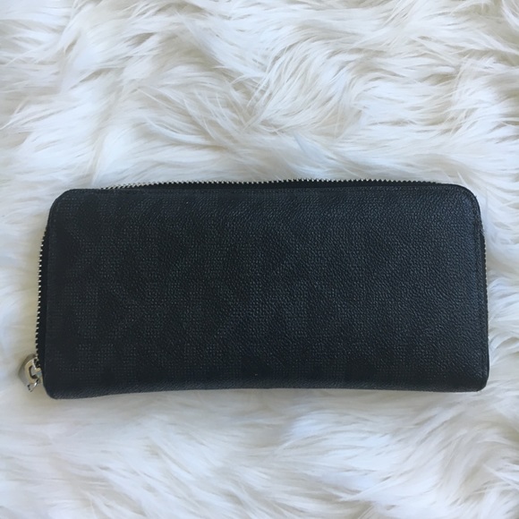 $178 Retail Michael Kors wallet - Picture 4 of 5